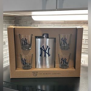 New York Yankees Flask and Shot Glass Set - New In Box
